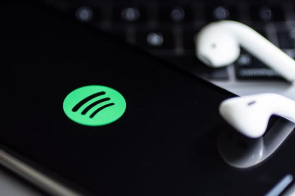 Platform musik streaming, Spotify, menghapus 70 episode lawas podcaster Joe Rogan, yang direkam antara 2009-2018 silam.