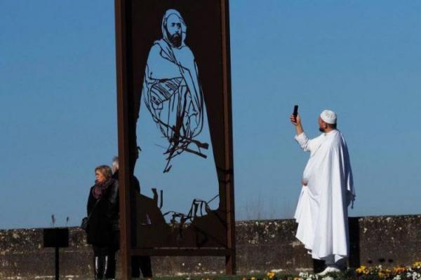 Patung pahlawan militer Aljazair, Emir Abdelkader, menjadi korban corat-coret (vandalisme) pada Sabtu (5/2) kemarin di wilayah Prancis tengah, hanya beberapa jam sebelum patung itu diresmikan.