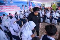 Ketua DPR Serahkan Bantuan Program Indonesia Pintar ke Warga Morotai