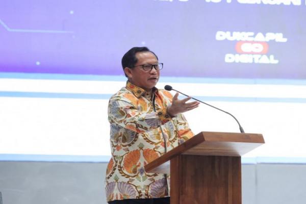 SIAK Terpusat merupakan sistem digitalisasi yang digunakan agar pelayanan Dukcapil dapat terkoneksi daring secara nasional, lebih efisien dari segi sistem keamanan siber dan dapat memberikan pelayanan administrasi kependudukan dengan lebih cepat.