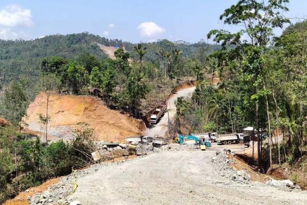 Penangkapan disinyalir terkait penolakan warga desa dengan proyek tambang batu andesit untuk keperluan bendungan Bener yang ada di dekat desa tersebut.