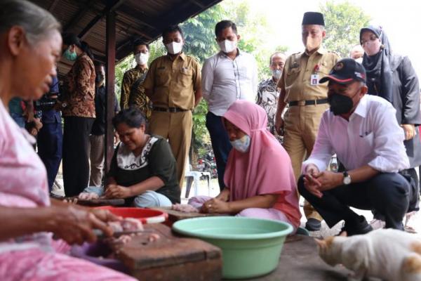 Menteri Koordinator Bidang Pembangunan Manusia dan Kebudayaan (Menko PMK) Muhadjir Effendy mengecek langsung penyaluran bantuan sosial (bansos) di Kota Pekanbaru, Riau.