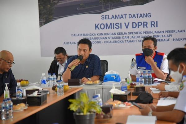 Tim Kunjungan Kerja Spesifik Komisi V DPR RI yang dipimpin Wakil Ketua Komisi V DPR RI Andi Iwan Darmawan Aras meninjau secara langsung progres pembangunan stasiun dan rel ganda Rancaekek.