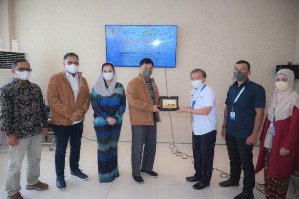 Kunjungan tersebut dilakukan dalam rangka meninjau pelaksanaan Program Jaminan Kesehatan Utama (Jamkestama) bagi Anggota DPR RI beserta keluarganya yang dilaksanakan Rumah Sakit Pertamedika Ummi Rosnati di Kota Banda Aceh sebagai rumah sakit provider Asuransi Jasindo.