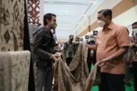 Kunjungi Pameran Adi Wastra Nusantara, Luhut Dukung UMKM