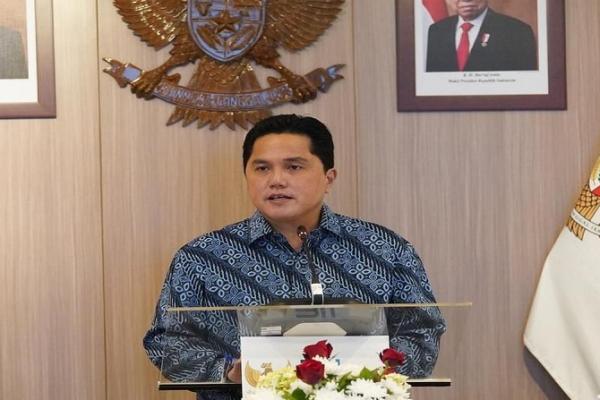 Menteri BUMN Erick Thohir mendapat simbol penghargaan berupa “Kartu Hijau” dan gordon medali dari Aliansi Cipayung Plus Jawa Timur (Jatim).