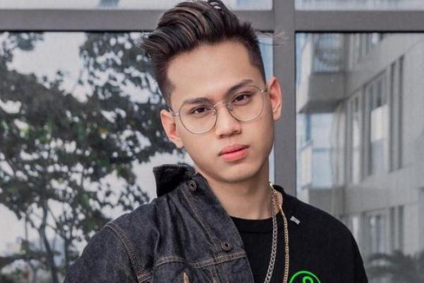 Guru trading Binomo Indra Kenz, Fakar Suhartami Pratama alias Fakarich menyerahkan diri ke Bareskrim Polri.