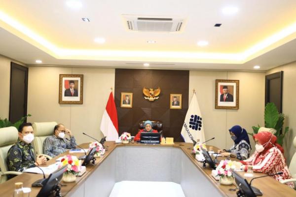 Pemerintah Indonesia menjadi anggota Reguler Governing Body International Labour Organization (ILO) yang memiliki hak suara dalam pemilihan Direktur Jenderal ILO, serta kepentingan besar dalam proses pemilihan, sehingga perlu mengikutinya secara seksama.