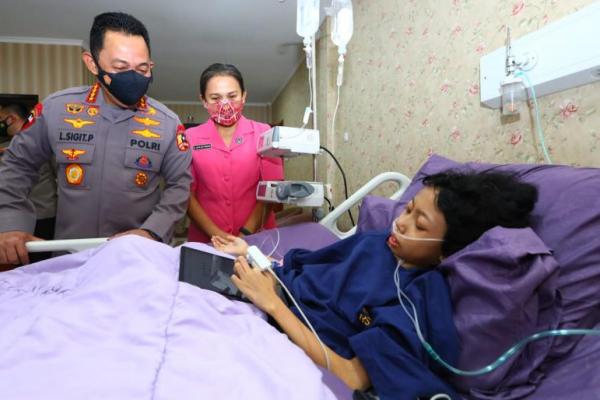 Kapolri beserta istri sekaligus Ketua Umum Bhayangkari Juliati Sigit Prabowo, menjenguk Sinta Aulia untuk melihat kondisinya secara langsung saat menjalani perawatan di Rumah Sakit (RS) Polri, Kramat Jati, Jakarta Timur, Minggu (20/2).