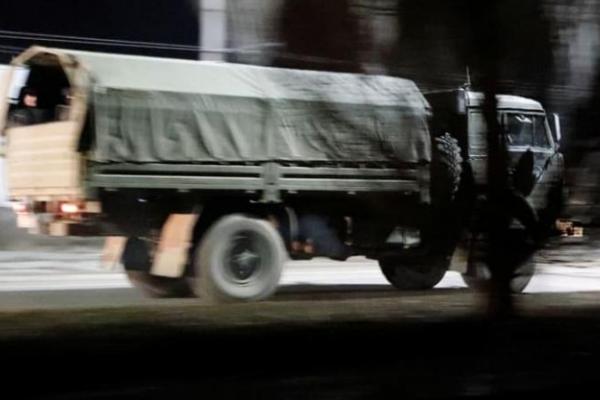 seorang saksi mata Reuters melihat tank dan perangkat militer lainnya bergerak melalui kota Donetsk yang dikuasai separatis.
