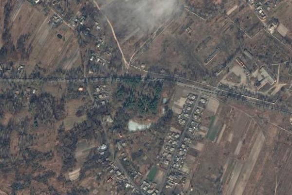 Gambar satelit yang dirilis oleh Maxar Technologies pada Minggu (27/2)), menunjukkan konvoi pasukan darat Rusia di Ivankiv, Ukraina.