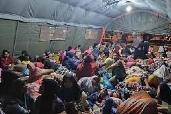 Abdul Muhari melaporkan 8.000 warga Pasaman Barat mengungsi di 35 titik yang berada di Kecamatan Talamau, Pasaman dan Kinali, sedangkan di Kabupaten Pasaman sebanyak 6.785 warga mengungsi.