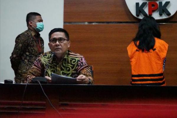 KPK juga telah menjerat mantan Bupati Buru Selatan nonaktif, Tagop Sudarsono Soulisa dan Johny Rynhard Kasman.