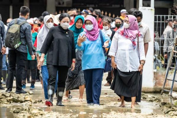Ketua DPR RI Dr. (H.C) Puan Maharani bersilaturahmi dengan Muslimat Nahdlatul Ulama (NU) dan santri di Pondok Pesantren Da’arut Thayyibah, di Kabupaten Sumenep, Provinsi Jawa Timur.