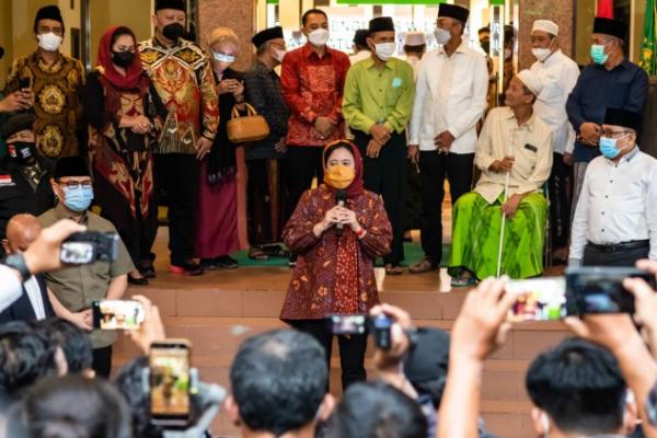 Ketua DPR RI Dr. (H.C) Puan Maharani bertemu dengan PWNU Jawa Timur. Kehadiran Puan disambut dengan hangat oleh Wakil Rais Syuriah KH Agoes Ali Masyhuri serta sejumlah pengurus PWNU Jatim lainnya.