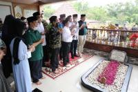 Ziarah ke Makam Didi Kempot, Cak Imin Ingatkan Pentingnya Konsistensi