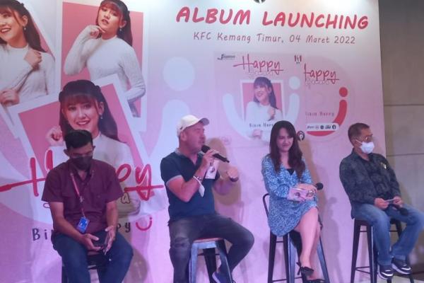 Impian penyanyi dangdut Happy Asmara terwujud lewat album terbarunya berjudul Bikin Happy.