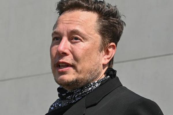 Miliarder eksentrik dan pendiri perusahaan kedirgantaraan SpaceX menulis di akun Twitternya, untuk melihat apakah pemimpin Rusia akan menguji keberaniannya secara langsung daripada melalui pasukan negaranya.