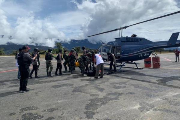 Tim Operasi Damai Cartenz melakukan evakuasi terhadap delapan korban penembakan KKB Papua.