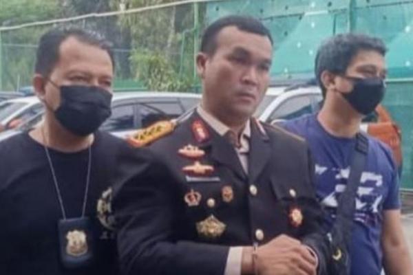 Polisi gadungan berpangkat Komisaris Jenderal tipu emak-emak hingga 1 Milyar diringkus dan jadi tersangka.