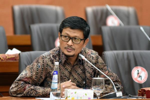 Anggota Komisi VI DPR RI Amin mewanti-wanti pemerintah untuk tidak menaikan harga bahan bakar minyak (BBM) jenis subsidi.