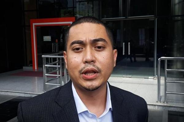 Keponakan dari Ketua Partai NasDem, Surya Paloh itu mengatakan jika ia hanya ditanya penyidik KPK seputar transaksi jual-beli mobil.