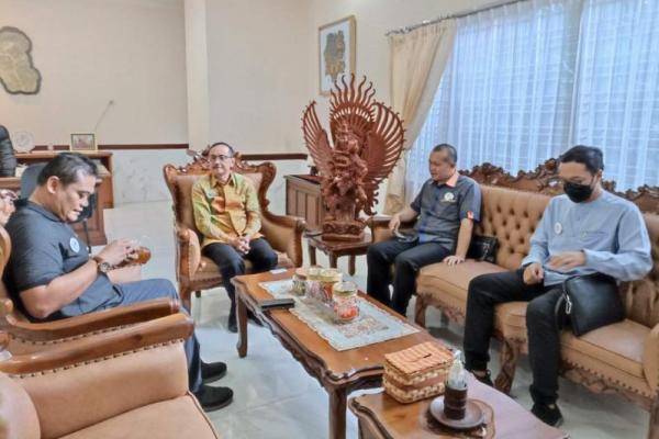 Kepala Dinas Pariwisata Provinsi Bali, Tjok Bagus Pemayun menyambut baik pencabutan aturan wajib karantina bagi kedatangan turis asing ke Pulau Dewata.