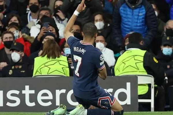 Bintang Paris Saint-Germain (PSG) Kylian Mbappe masuk dalam daftar nominator peraih penghargaan Pemain Terbaik Ligue 1. Sementara itu rekan setimnya, Lionel Messi dan Neymar, tidak masuk dalam daftar pendek.