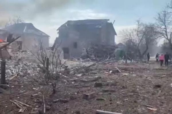 Mariupol sekarang benar-benar dikepung, dan pejabat Ukraina menuduh Rusia sengaja mencegah warga sipil keluar dan menghentikan konvoi kemanusiaan masuk.
