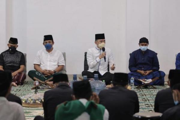 Ketua Fraksi Partai Demokrat DPR, Edhie Baskoro Yudhoyono (Ibas) menyempatkan hadir untuk mengikuti sholawatan dan doa bersama mengenang 1000 hari kepergian sang Ibu Kristiani Herrawati di Pendopo Halking.