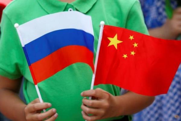 China menentang pembatasan harga minyak Rusia.