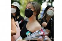 Bestie-nya Gus Muhaimin Bagi-bagi Bunga di Sepanjang Malioboro