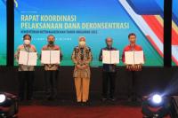 Sekjen Anwar Tandatangani Komitmen Bersama Pelaksanaan Dekonsentrasi Kemnaker 2022