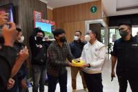 Menpora Amali Mendapat Kejutan dari Jurnalis Media