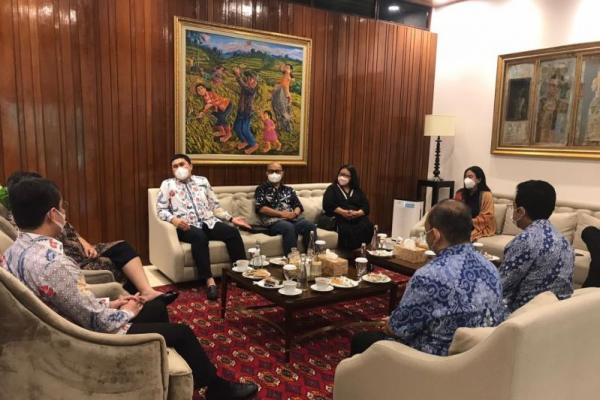 Ketua Umum Ikatan Alumni Universitas Indonesia (Iluni UI), Andre Rahadian, menggelar pertemuan dengan Wakil Ketua MPR RI, Lestari Moerdijat pada Kamis (17/3), bersama sejumlah pengurus Iluni UI.