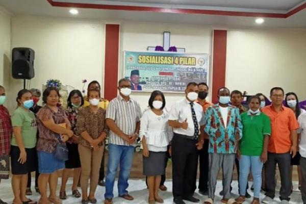 Anggota DPD RI dari Provinsi Papua Otopianus P Tebai mengatakan masyarakat warga Papua menolak pemekaran wilayah atau pembentukan provinsi baru.