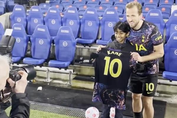 Penyerang Tottenham Hotspurs, Harry Kane, tidak hanya menjadi idaman saat merumput di lapangan hijau. Di luar lapangan, dia juga menjadi sosok panutan.