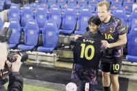 Harry Kane Beri Hadiah untuk Bocah Korban Rasisme