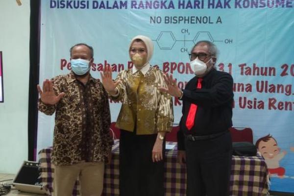 Arzeti Bilbina konsern menjaga kesehatan anak Indonesia. Ia mendesak pemerintah terkait pelabelan kemasan ini.