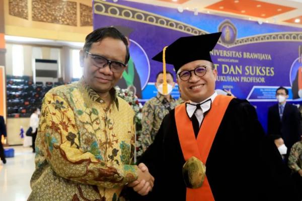 Sekjen Anwar menjalani prosesi pengukuhan Guru Besar Profesor Ilmu Kebijakan Publik dari Fakultas Ilmu Sosial dan Ilmu Politik Universitas Brawijara, Sabtu (19/3/2022). 