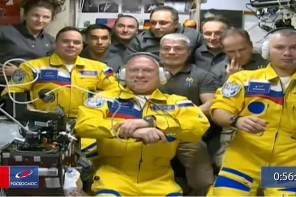 Badan antariksa Rusia membantah klaim bahwa tiga kosmonotnya mengenakan kostum warna Ukraina, usai mendarat di Stasiun Luar Angkasa Internasional.