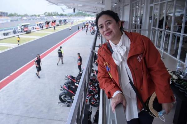 Ketua DPR RI Puan Maharani bertandang ke Sirkuit Pertamina Mandalika di Lombok Tengah, Nusa Tenggara Barat (NTB). Jelang pembukaan 144th IPU Assembly & Related Meetings di Bali malam ini, Puan menyaksikan ajang balapan bergengsi MotoGP.