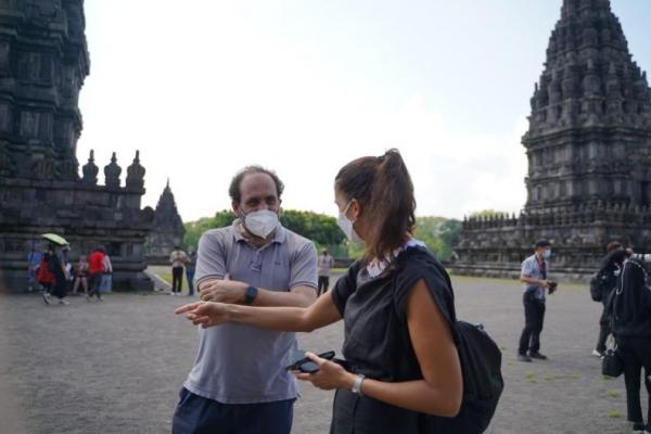 Setelah mengikuti rangkaian pertemuan antarnegara selama tiga hari, para delegasi G20 berkesempatan untuk melihat matahari terbit di Candi Borobudur (18/3) yang merupakan candi Buddha terbesar di dunia.