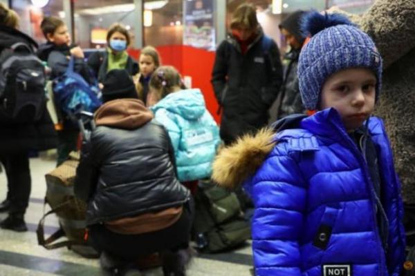 Sekitar setengah dari 3,3 juta orang Ukraina yang telah melarikan diri ke negara-negara Uni Eropa sejak dimulainya perang adalah anak-anak, dan jutaan lagi diperkirakan akan datang.