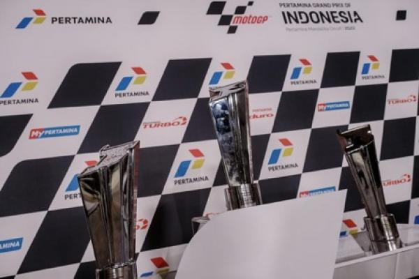 Trofi atau piala yang diserahkan kepada para pebalap peraih podium, mulai dari nomor Asia Talent Cup (ATC), Moto3, Moto2, dan kelas paling bergengsi MotoGP, adalah karya UMKM anak negeri pelaku ekonomi kreatif dari Tuksedo Studio, Gianyar, Bali.
