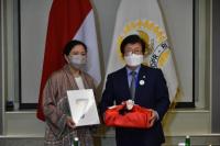 Dapat Cendera Mata, Ketua DPR Sampaikan Kamsahamnida ke Ketua Parlemen Korea Selatan