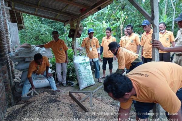 Pembuatan pupuk organik dilakukan di Kelompok Tani Rukem Jaya, Desa Bandung Kidul, Kecamatan Bayan, Kabupaten Purworejo. Pembuatan pupuk organik menjadi materi yang disampaikan dalam Sekolah Lapang IPDMIP tahun 2022 yang dihadiri 25 orang.