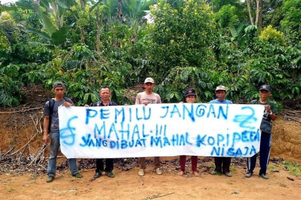 Saat ini kehidupan para petani kopi belum sepenuhnya pulih dari dampak pandemi. Hal ini karena tidak sedikit di antara mereka yang terpaksa mengurangi produksi, meninggalkan lahan, akibat permintaan menurun.