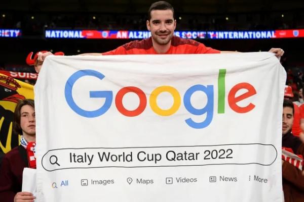 Spanduk tersebut menampilkan laman muka mesin pencarian Google. Tampak, terketik tulisan