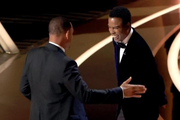 Media sosial pada Senin (28/3) ini dipenuhi oleh cuplikan video aktor populer, Will Smith, yang memberikan `hadiah` tamparan kepada Chris Rock di tengah panggung Oscar.